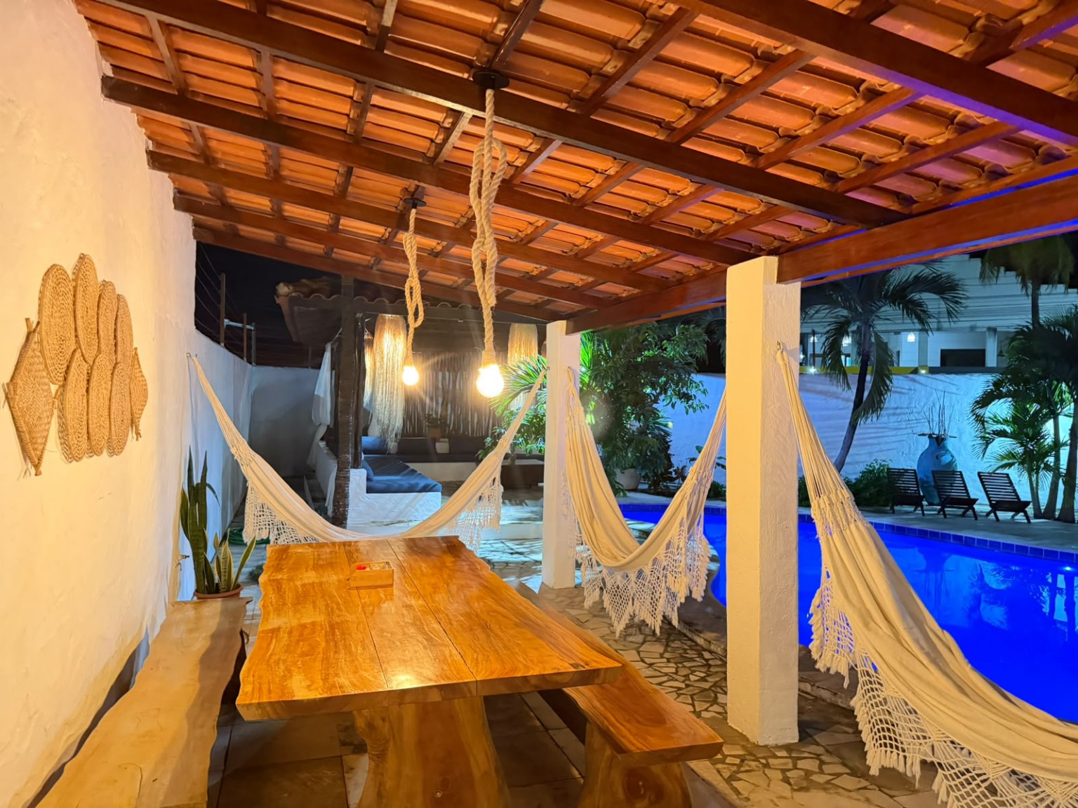 Área de convivência junto à piscina