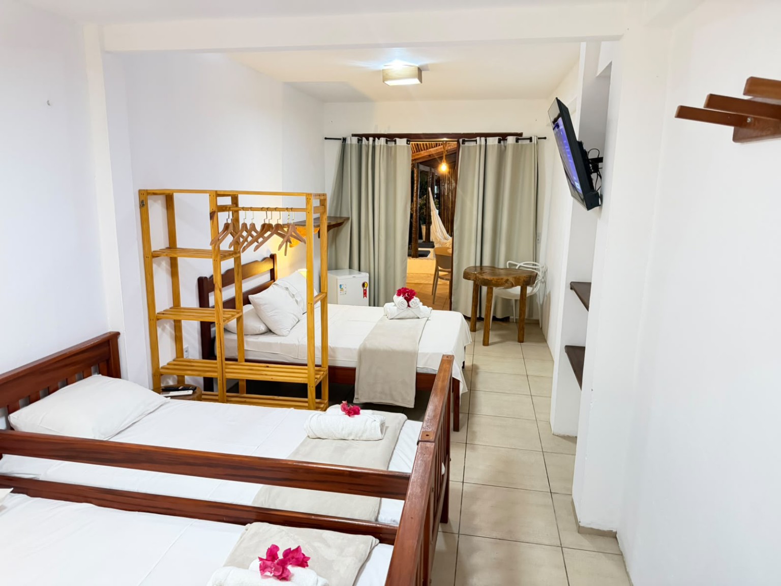 Quarto com múltiplas camas